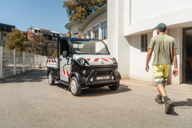 Coches  Sin Carnet E-truck plateau ridelles 3.jpg